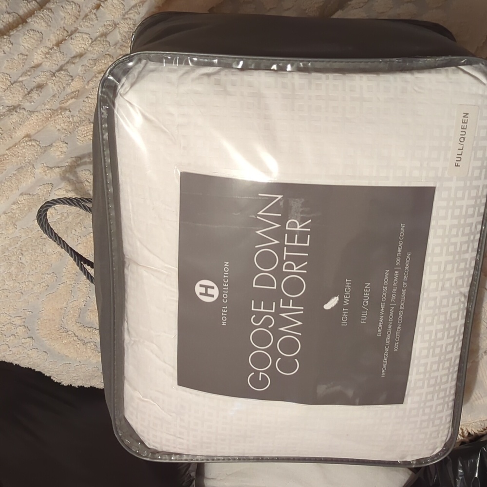 Hotel Collection Goose Down Comforter 500 thread count 100%cotton cover .